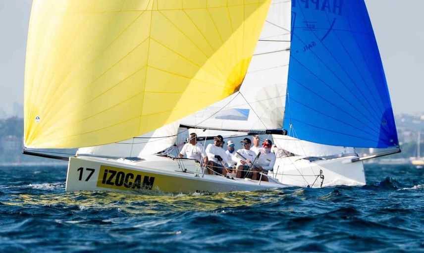 Kalamış’ta rüzgâr ve taktiğin yarıştığı gün: 14. TAYK-Eker Olympos Regatta j70'de çekişme sürdü