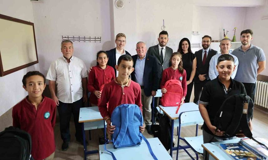 Yeni eğitim yılına hazırlık: Honaz'da ilkokullara çanta desteği