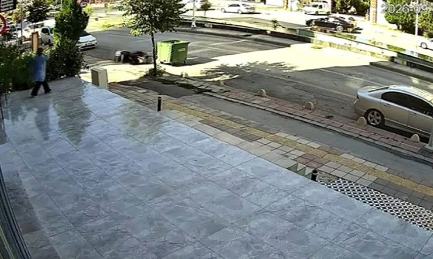 Malatya'da refüje çıkan minibüsün önünden geçen motokurye saniyelerle kurtuldu