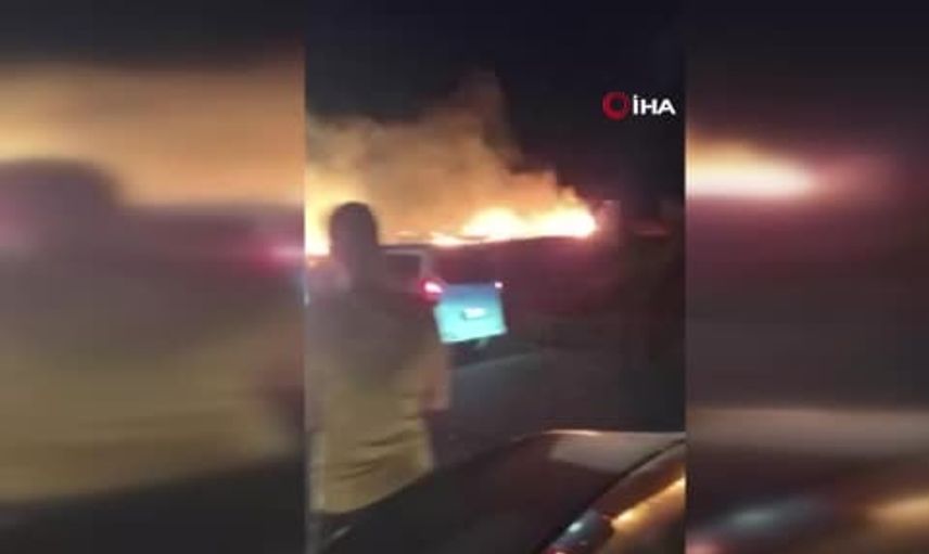 Serik'te otluk yangını rüzgarın etkisiyle seralara ve mezarlığa sıçradı