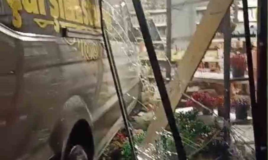 Nilüfer'de alışveriş sırasında servis aracı mağazaya girdi