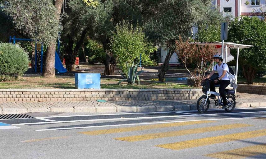 Efeler'de etap etap açılan 11 kilometrelik bisiklet yolu halkın kullanımına sunuldu