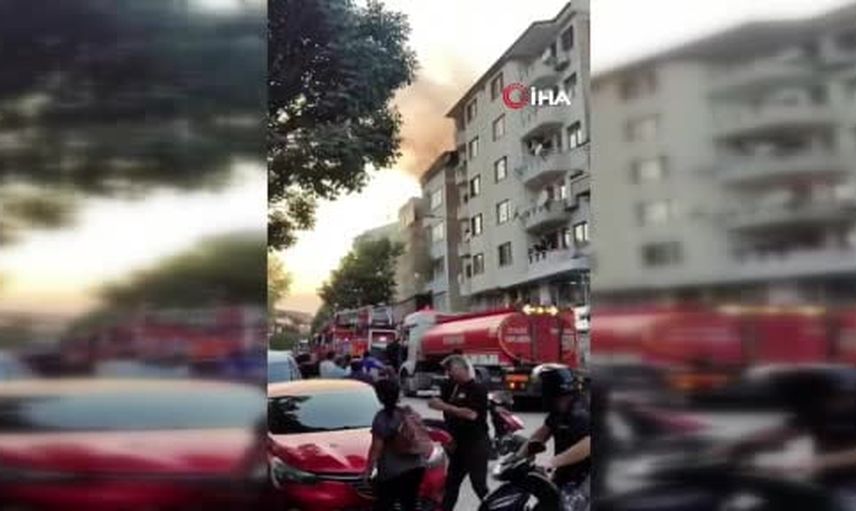 Geri dönüşüm deposunda yangın İnegöl'de apartmanı dumanla sardı