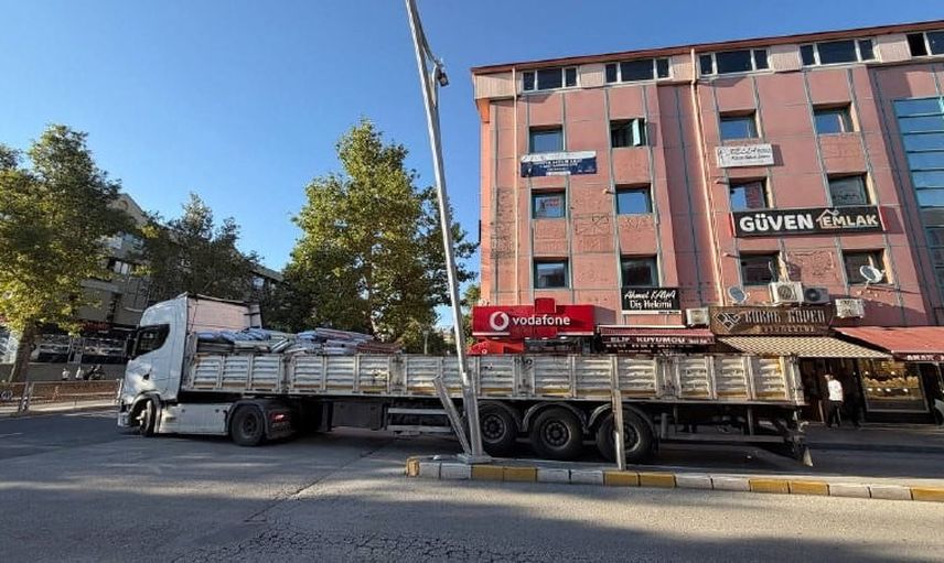Erzincan'da dar cadde manevrası aydınlatma direğine hasar verdi
