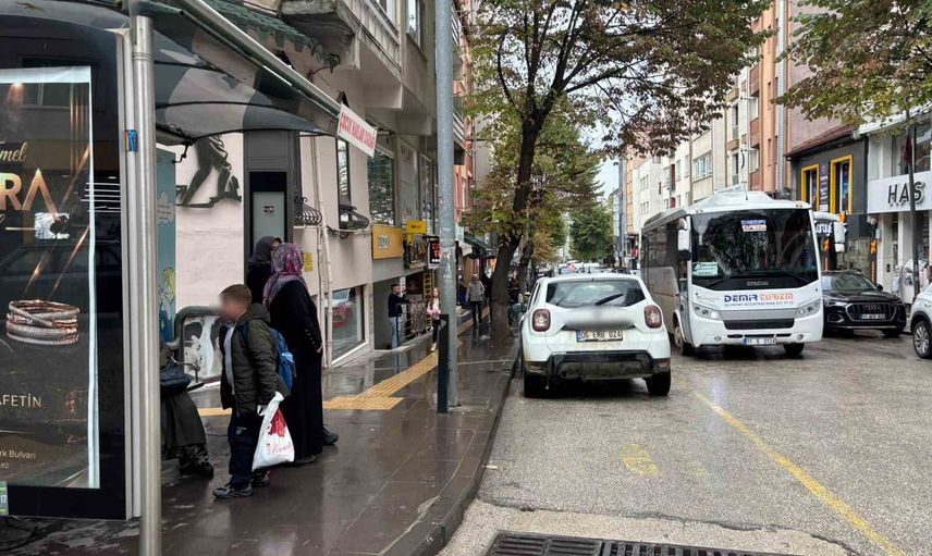 Ters şeritten gelip minibüs durağına park eden sürücü tepkilere yol açtı