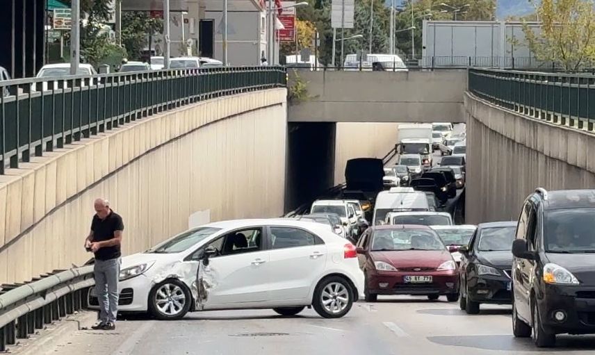 Bursa’da Kültürpark alt geçidinde şerit değişimi kazaya yol açtı
