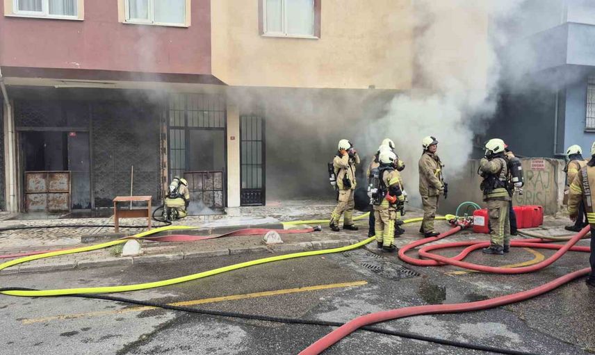 Avcı Sokak'ta dükkan yangını itfaiye müdahalesiyle söndürüldü