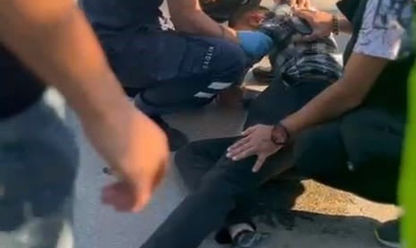 İnegöl'de caddeyi geçmeye çalışan genç otobüsle çarpıştı, hastaneye kaldırıldı