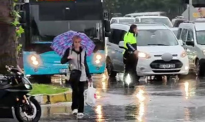 Muratpaşa'da sinyalizasyon arızası kavşağı kilitledi, sürücüler trafiği açtı