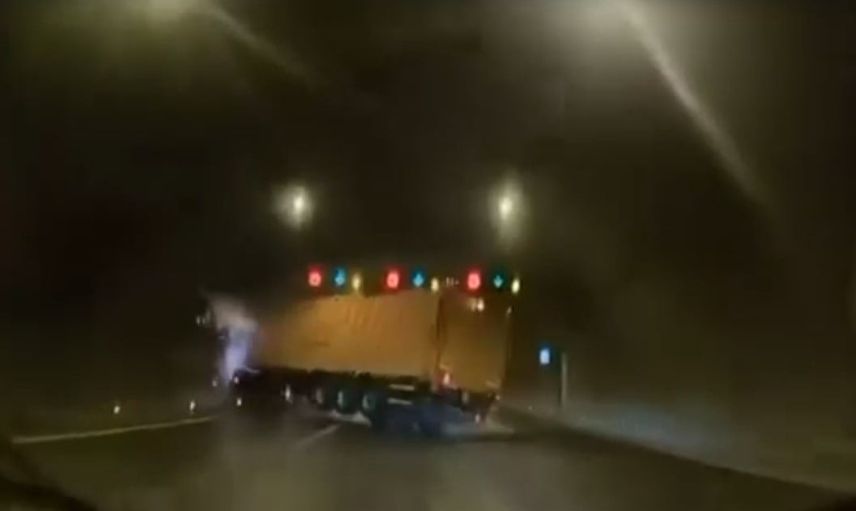Yağmur sonrası kaygan yolda tır bariyerlere çarptı, devrilmekten kurtuldu
