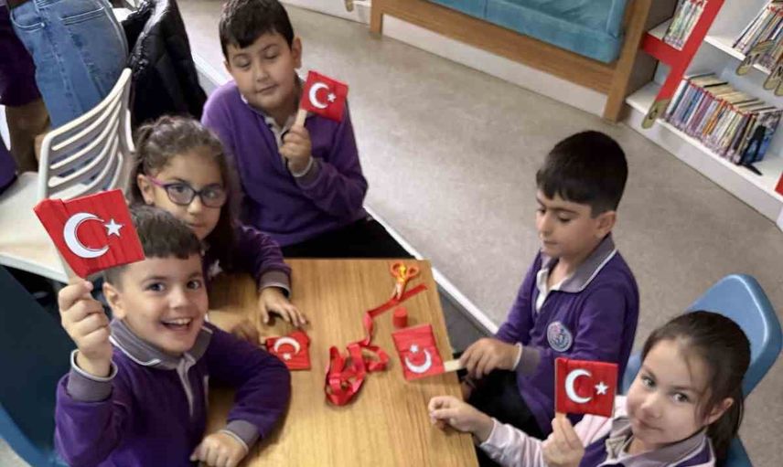 Aydın kütüphanesinde miniklerden cumhuriyet coşkusu