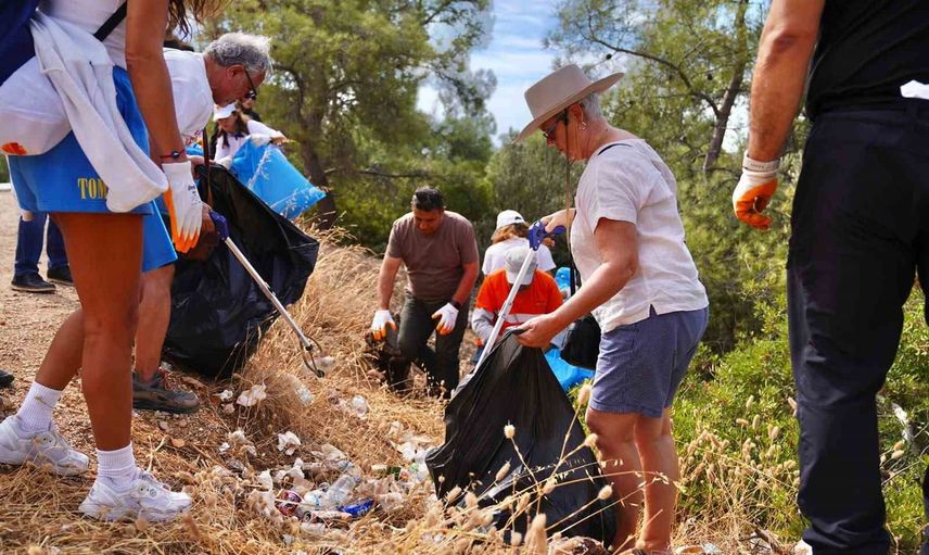 Ayvalık'ta gönüllüler manzarayı çöplerden arındırdı