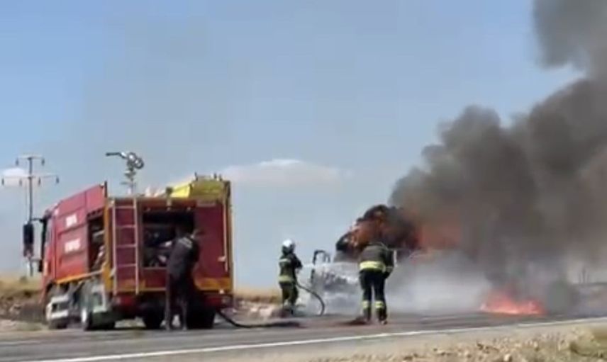 Beyşehir'de saman balyalarının alev aldığı kamyonet kullanılamaz hale geldi
