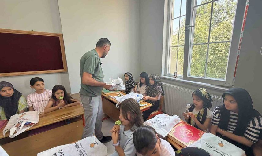 Sosyal medya davetiyle öğrencilerle bir araya gelen İlhami Yıldız