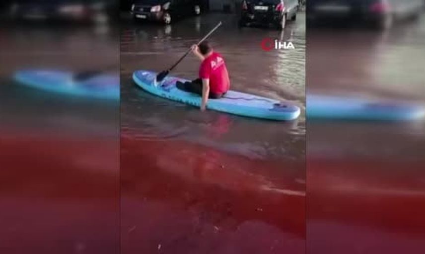 Suya dönüşen caddede sup ile gezen vatandaş tebessüm ettirdi