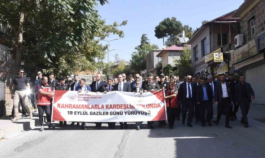 Bitlis'te gaziler günü yürüyüşünde birlik ve vefa mesajı