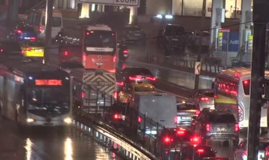 Sağanak yağış mesai çıkışı trafiği kilitledi, İstanbul'da E-5 durdu