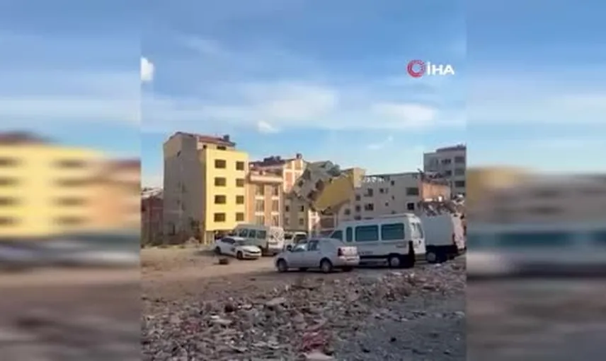 bayrampaşa'da yıkım anında bina askıda kaldı, güvenlik tartışması başladı