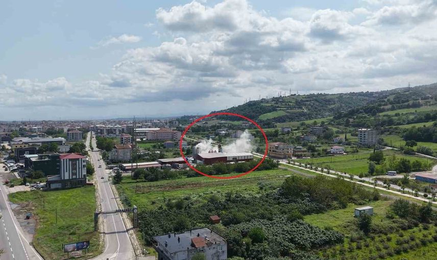 Fabrika bacasından yükselen duman tedirginlik yarattı