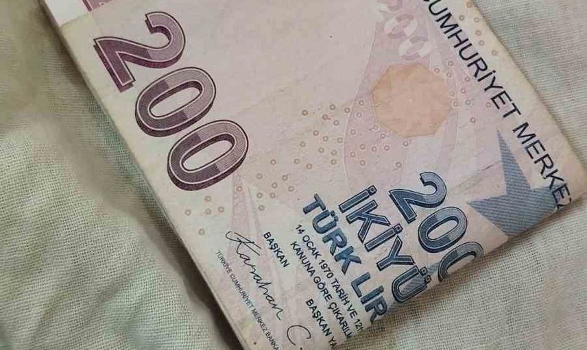 Pazarda bulan esnaf vicdanlı davranışla 2 bin lirayı sahibine ulaştırdı
