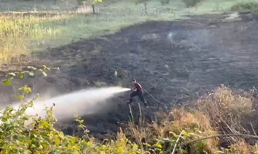 Ateş tarladan otluğa sıçradı, Kaynarca'da 4 dönüm zarar gördü