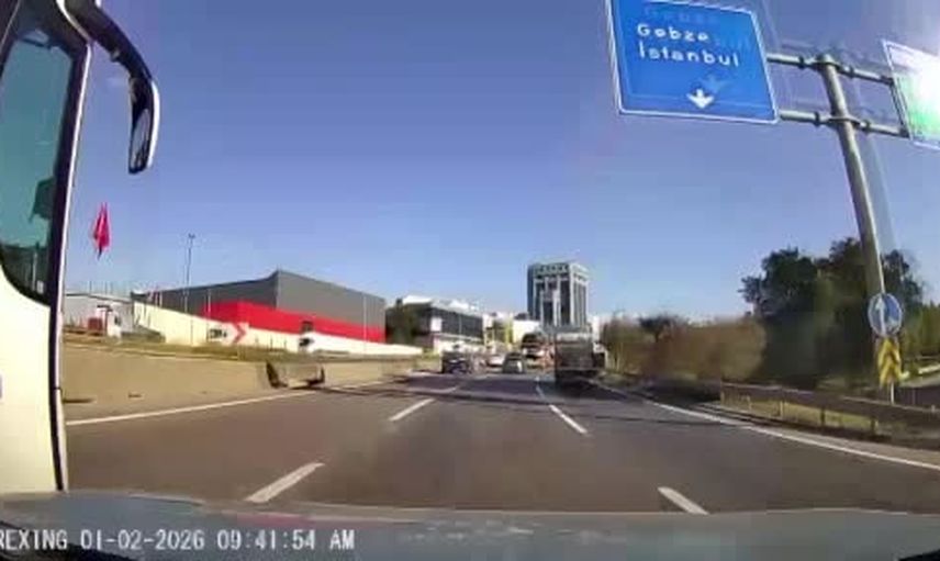 Kocaeli'de otobüsün şerit manevrası otomobili kıl payı sıkıştırdı