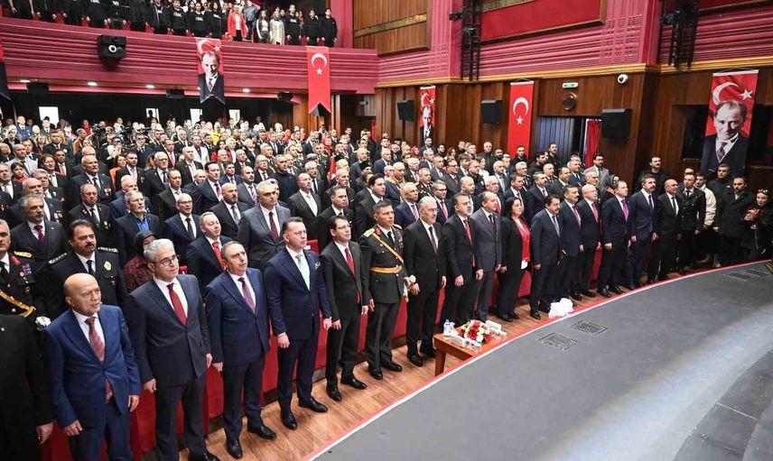 Bursa'da yağışa rağmen salonda cumhuriyetin 103. yılı coşkuyla kutlandı