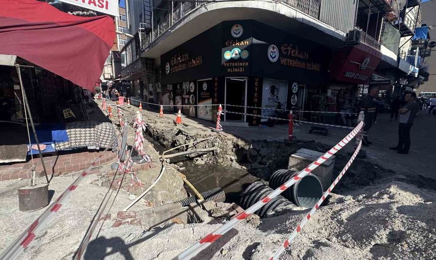 Mithatpaşa sokaklarındaki açık çukur esnafı perişan etti
