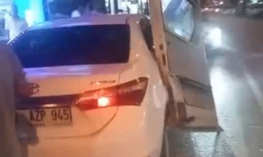 Minibüs kapısı otomobile saplandı, kazada yaralanma olmadı