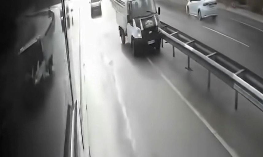 Virajı alamayan kamyonet spin attı: o anlar otobüs kamerasında