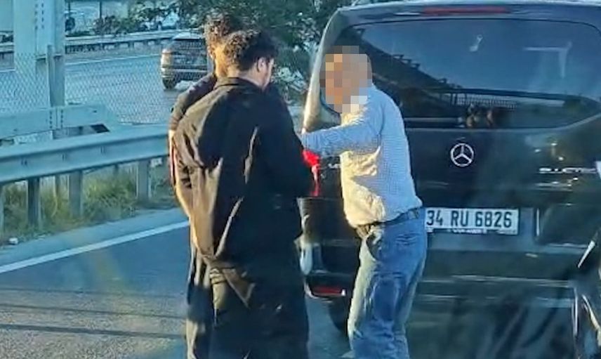 Kaza sonrası TEM otoyolunda sopalı ve yumruklu kavga kamerada