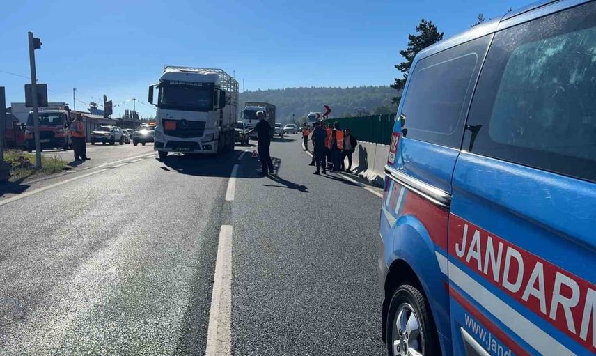 Bolu Dağı'nda yol çalışması sırasında çarpılan karayolları işçisi hastaneye kaldırıldı