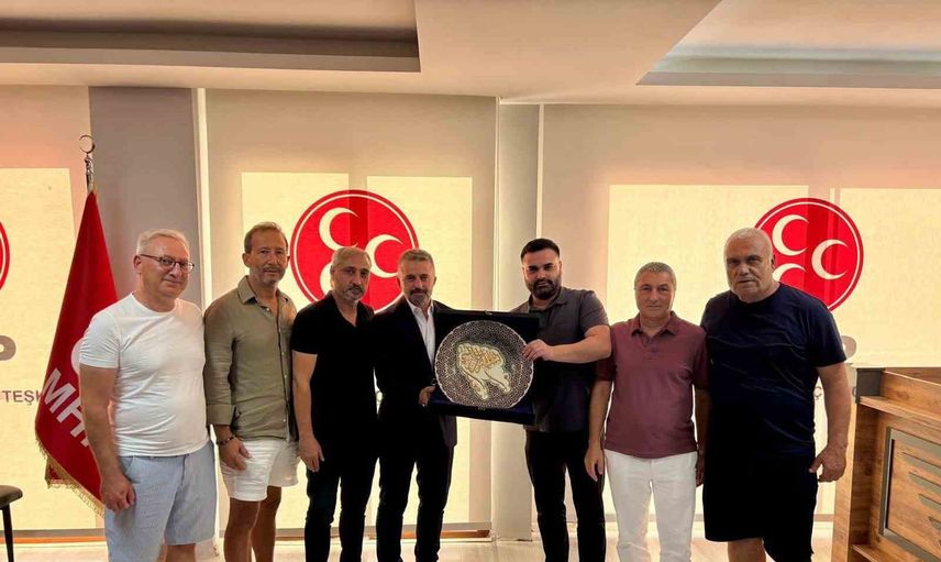 Kuşadası esnafı turizm ve taleplerini MHP ilçe başkanıyla paylaştı