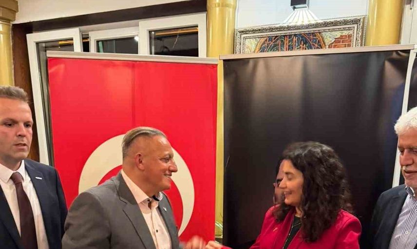 Veda gecesinde ATFF'ten anlamlı jest: Başkonsolos Kaçar'a imzalı milli takım forması