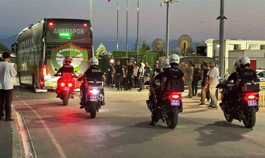 Kocaelispor taraftarının coşkusuyla başlayan maçta zemin ve güvenlik ön planda