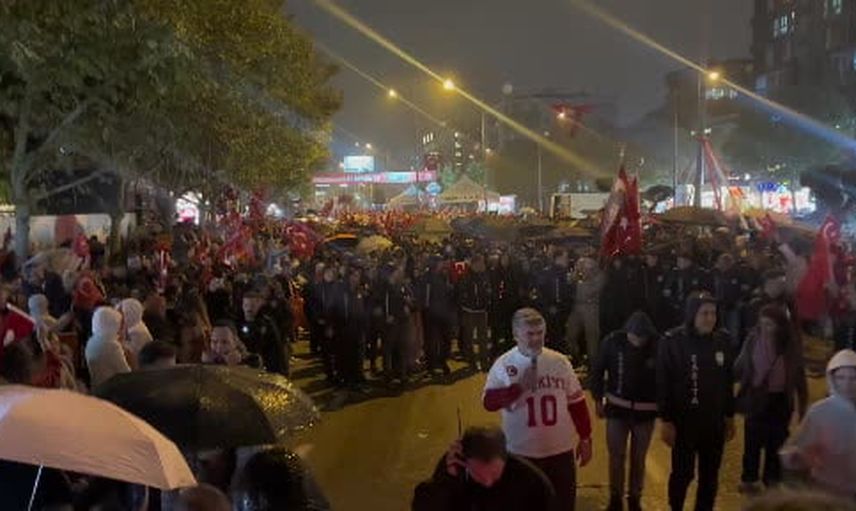 Bursa'da yağmur altında müzikle yükselen cumhuriyet coşkusu
