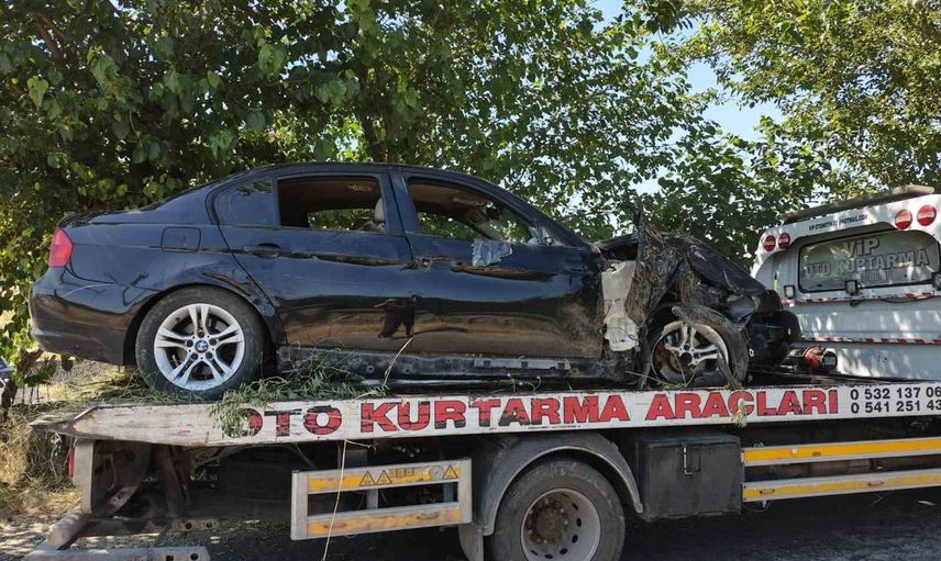 Batman'da kontrolden çıkan otomobil ağaca çarpıp boş araziye savruldu