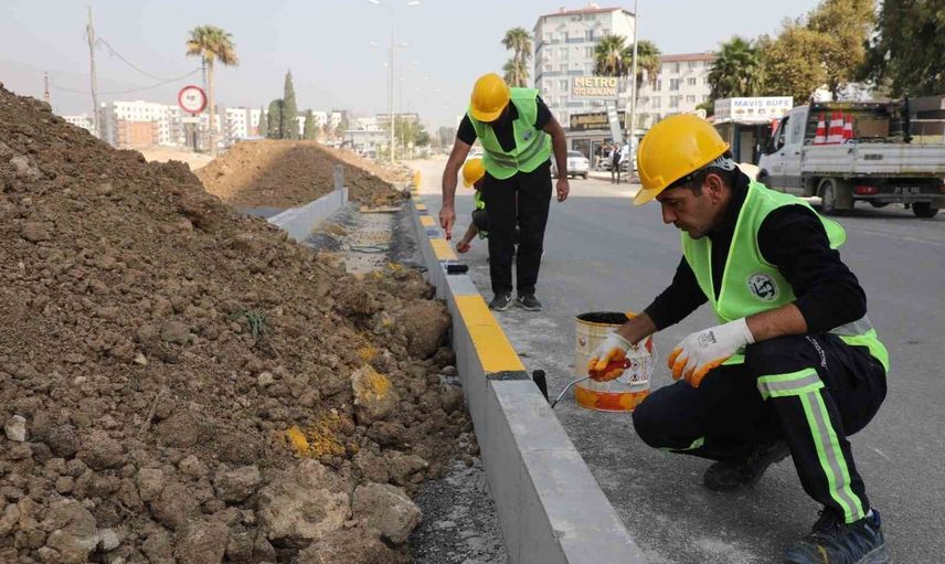 Antakya’da yollar yenileniyor: bin 500 metrelik refüj ve bakım çalışması