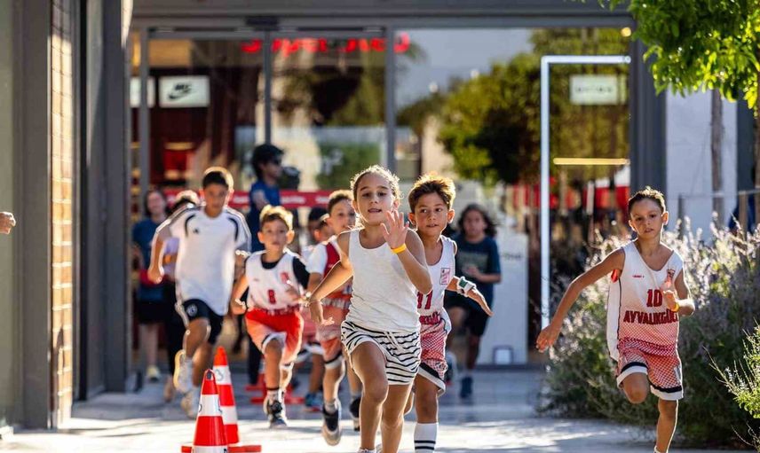 ayvalık'ta çocukların koşusu organizasyona ayrı bir anlam kattı