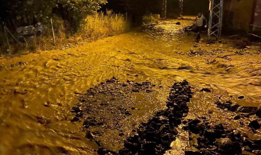 Erzincan’da sağanak Saraycık köyünde taşkına yol açtı