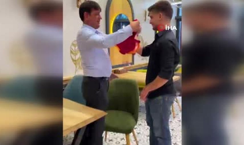 Havalimanı gerilimini sonlandıran jest: Salah yazılı forma ile gönüller kazanıldı