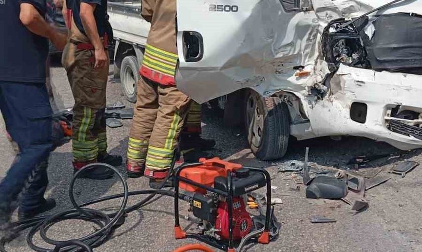 İskenderun'da çarpışma sonrası kamyonet hurdaya döndü, üç kişi kurtarıldı