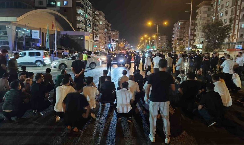 Yaya geçidinde çarpılan iki kişi yaralandı, mahalle çözüm istedi