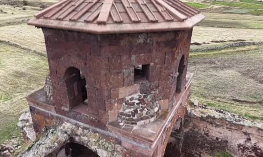 Kızıl taşlarla Kapadokya ovasında duran bin 500 yıllık kilise
