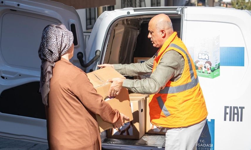Kuşadası'nda adreslere taşınan yardım: 2 bin 831 gıda kolisi dağıtıldı