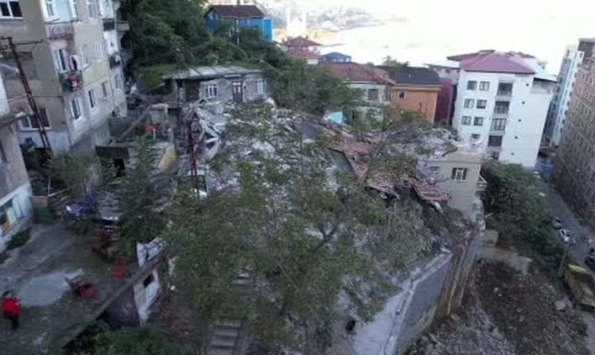 Zonguldak’ta bir binanın çöküşü sabahın ilk ışıklarında kameralara yansıdı