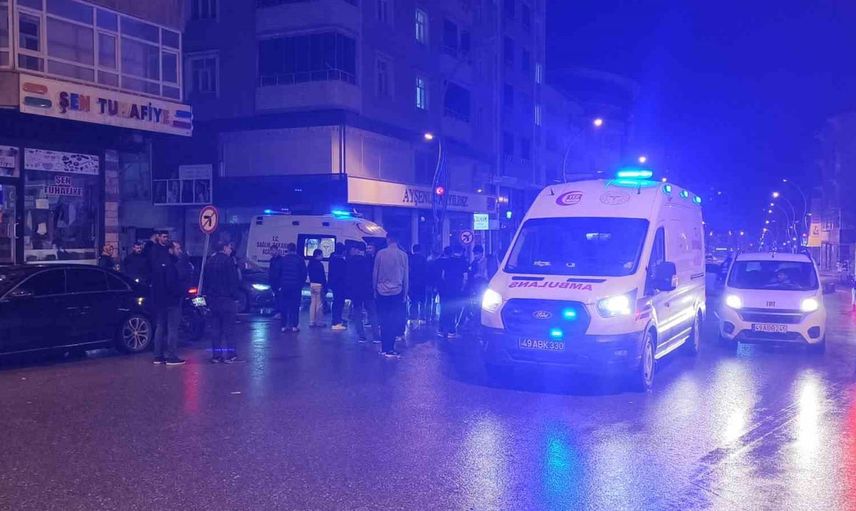 Muş'ta Cumhuriyet Caddesi'nde otomobil ile motosiklet çarpıştı: iki kişi yaralandı