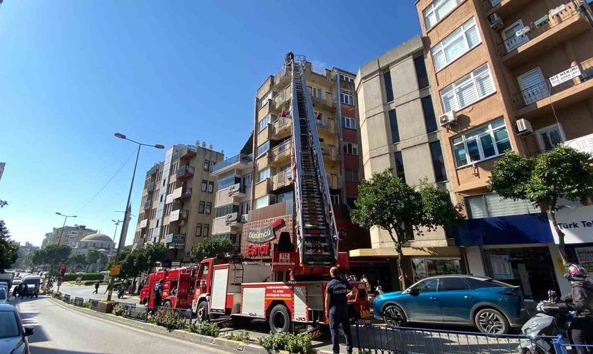Efeler'de dürümcünün bacasında çıkan yangın itfaiyenin müdahalesiyle söndürüldü