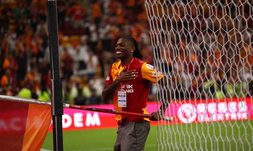 Galatasaray yeni transferleriyle taraftarı coşturdu: üçlü sevincin mimarları Leao ve Batrakov