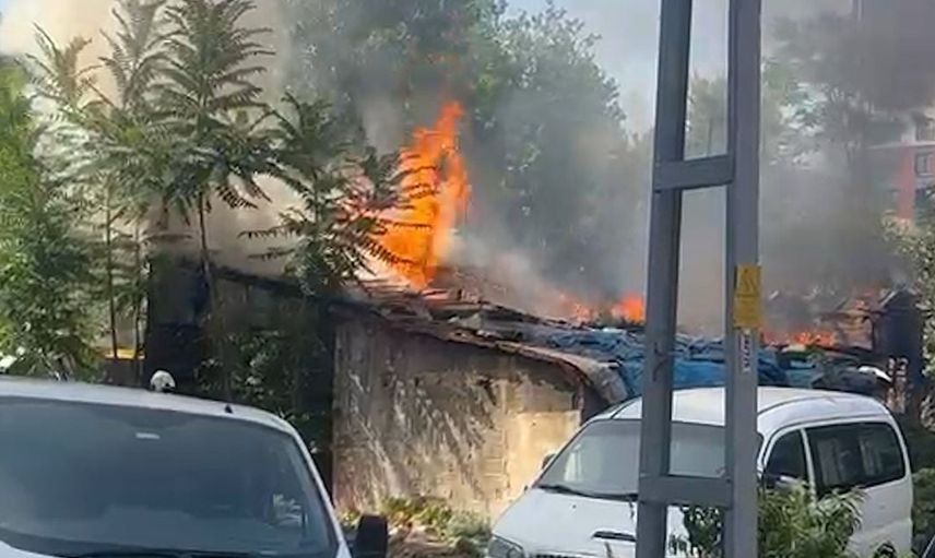 Gaziosmanpaşa'da harabe gecekondu yangını bitişiğe sıçrayarak iki yapıyı etkiledi